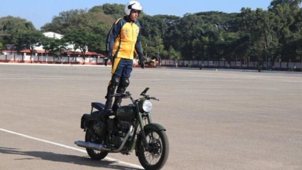 Най-дългото каране без спиране, докато стоите на мотоциклет, е 107,92 km. И пак в Индия! Постигнато е от Абхийет Снигх Грувал в Бангалор на 4 декември 2022 г. Смелчагата е член на мотоциклетния отбор Asc Tornadoes.




